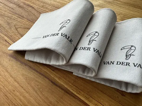 Servet met bedrukt logo op een donkere tafel