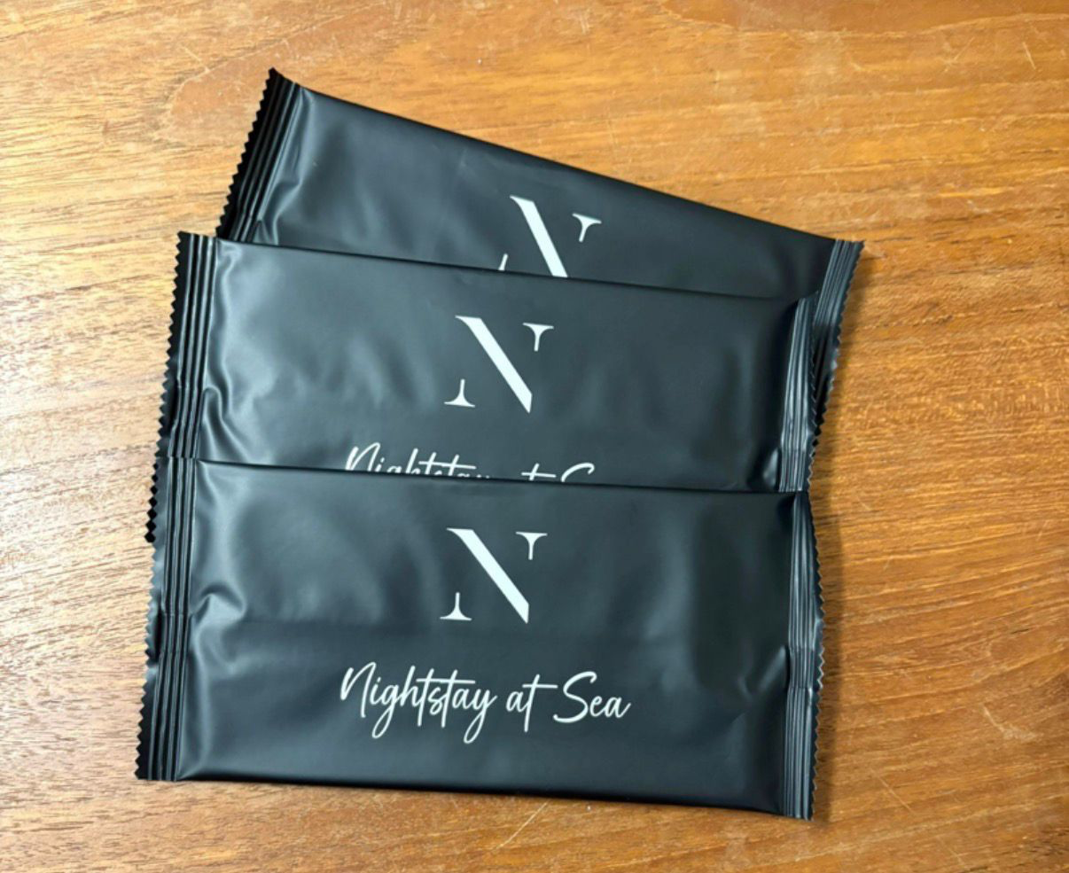 Wet Naps met eigen logo — zwart sachet 'Nightstay at Sea'