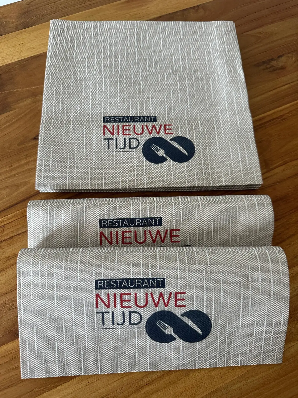 Verschillende vouwwijzen van bedrukte servetten